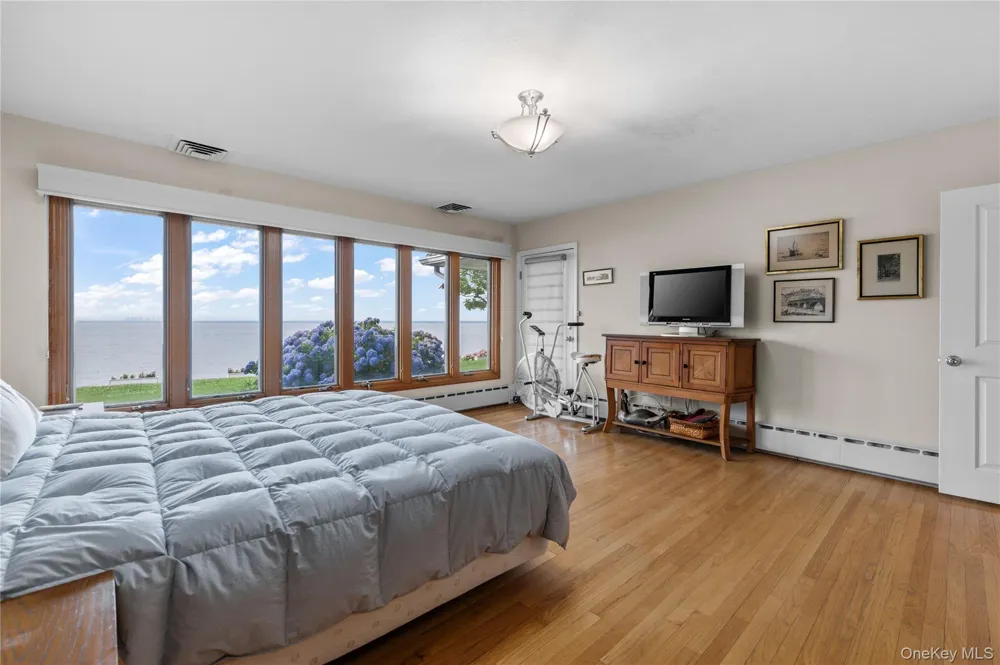 32 Westland Drive Glen Cove, NY 11542