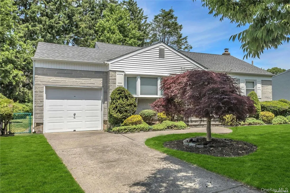 83 Knickerbocker Road Plainview, NY 11803