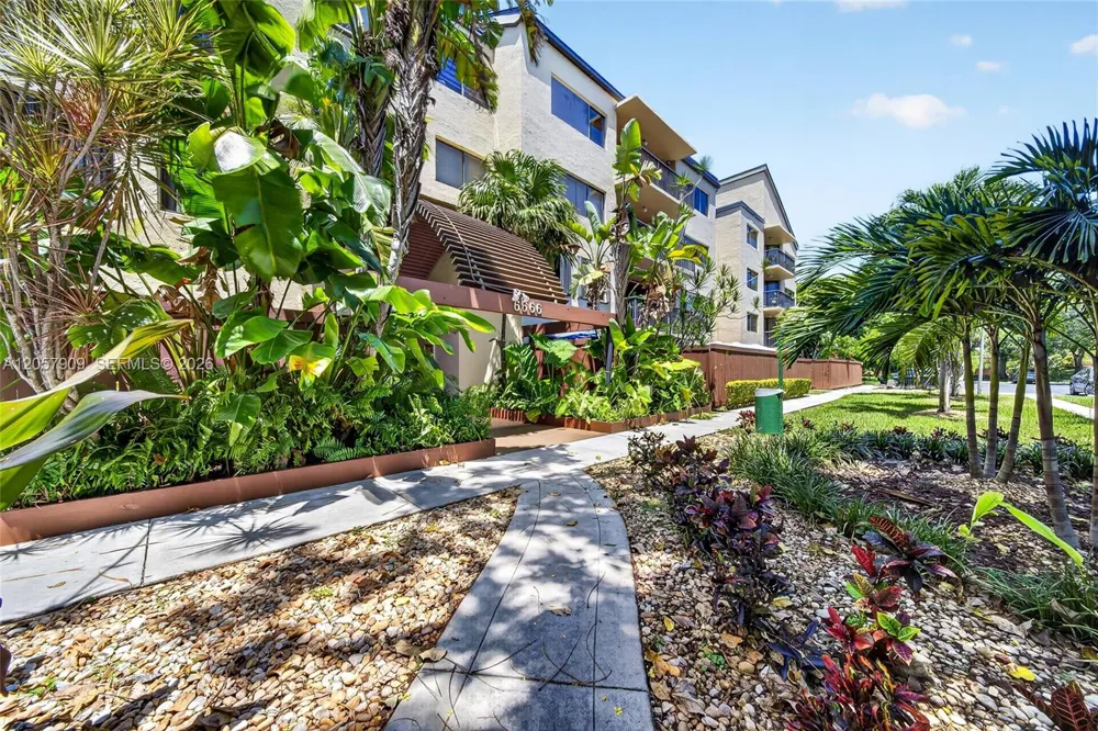 6666 SW 115th Ct #301 Miami, FL 33173