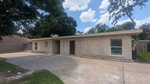 6815 Moss Oaks Drive