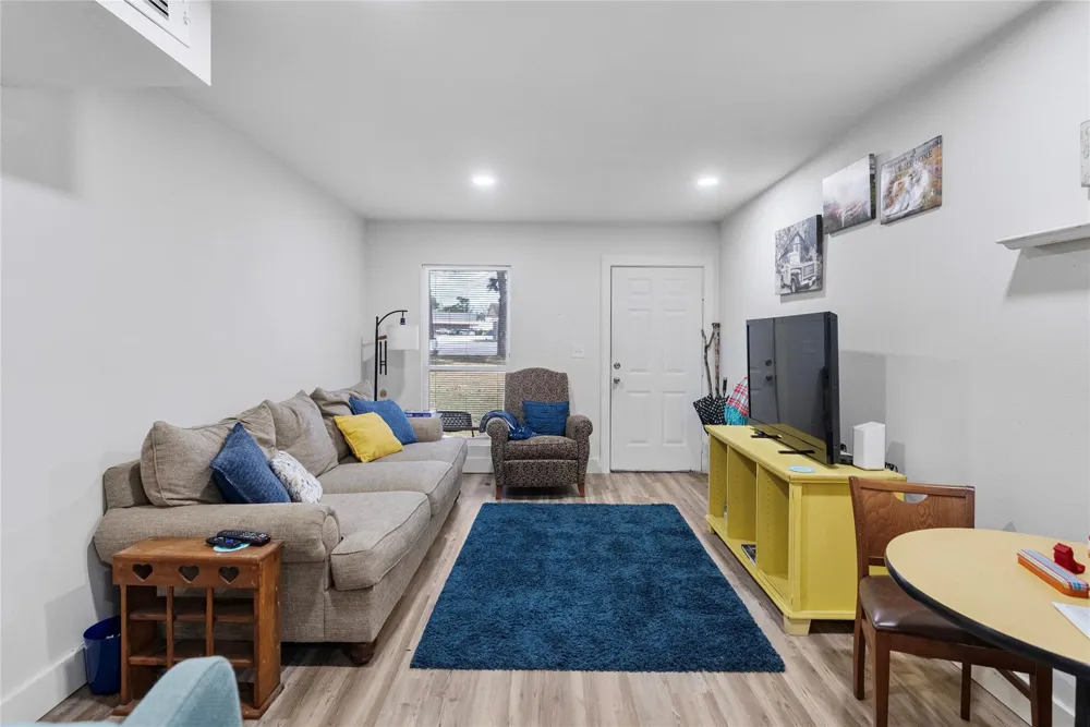 2633 W Main Street #DPLX Baytown, TX 77520