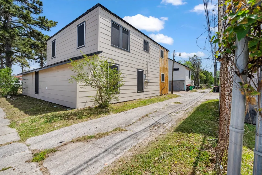 2633 W Main Street #DPLX Baytown, TX 77520