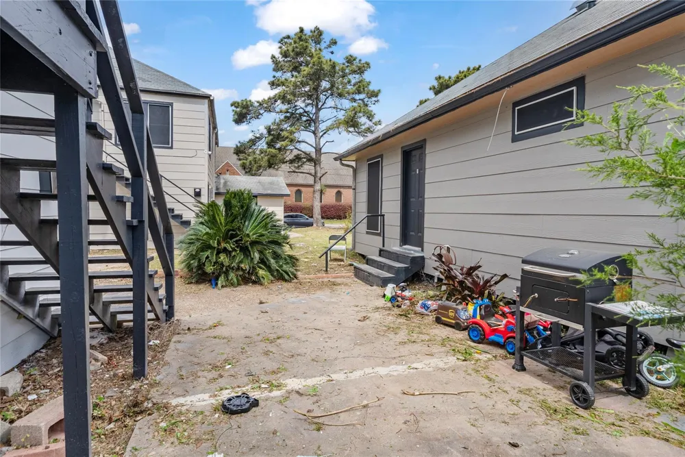 2633 W Main Street #DPLX Baytown, TX 77520