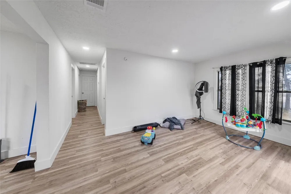 2633 W Main Street #DPLX Baytown, TX 77520