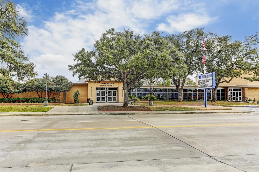14 Hilshire Grove Lane Hilshire Village, TX 77055