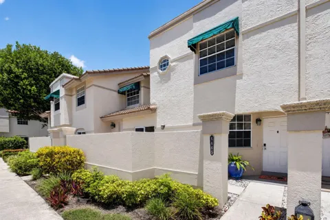 6665 VIA REGINA