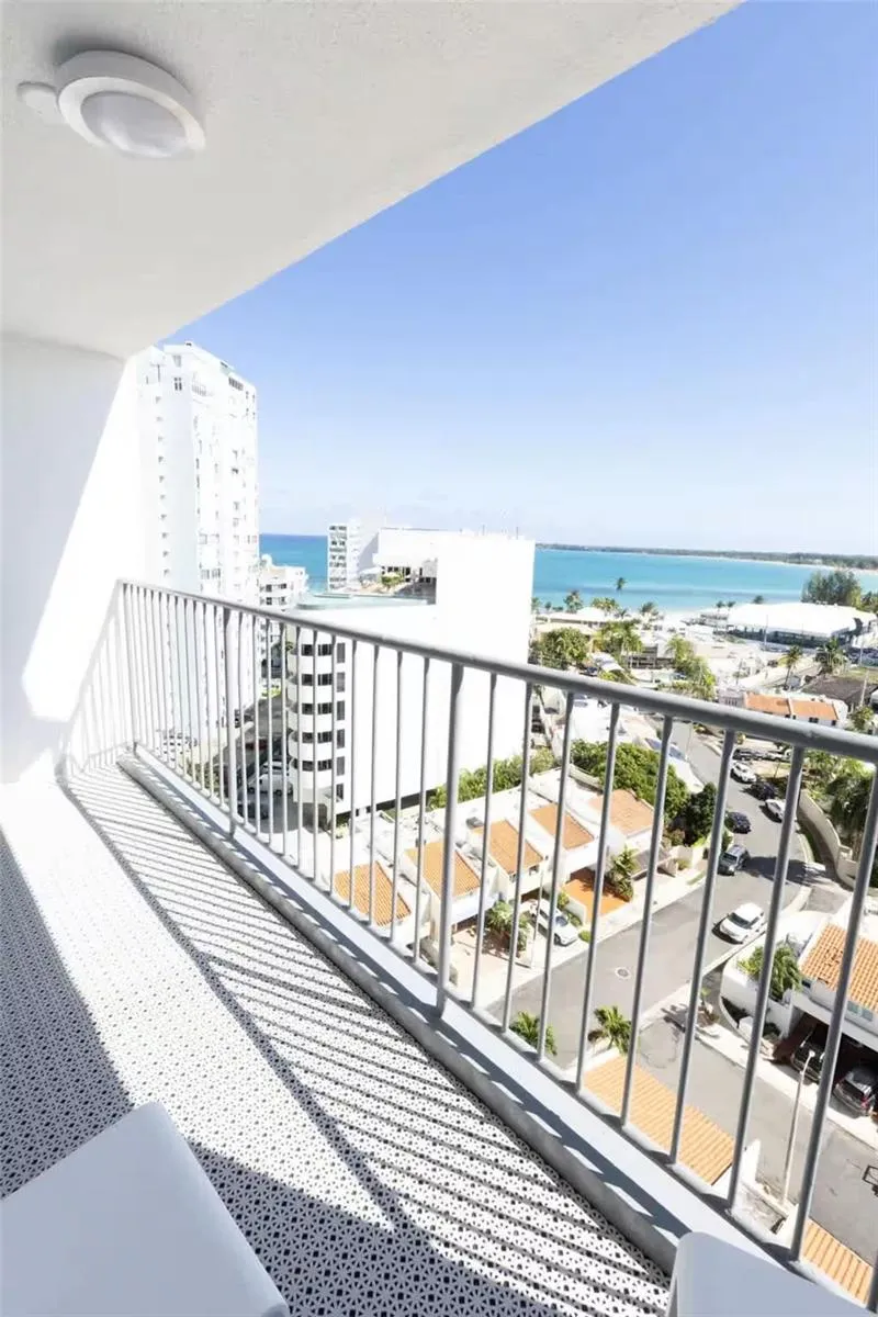6165 AV. ISLA VERDE #1052 Carolina, PR 00979