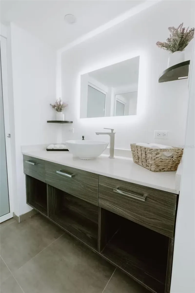 6165 AV. ISLA VERDE #1052 Carolina, PR 00979