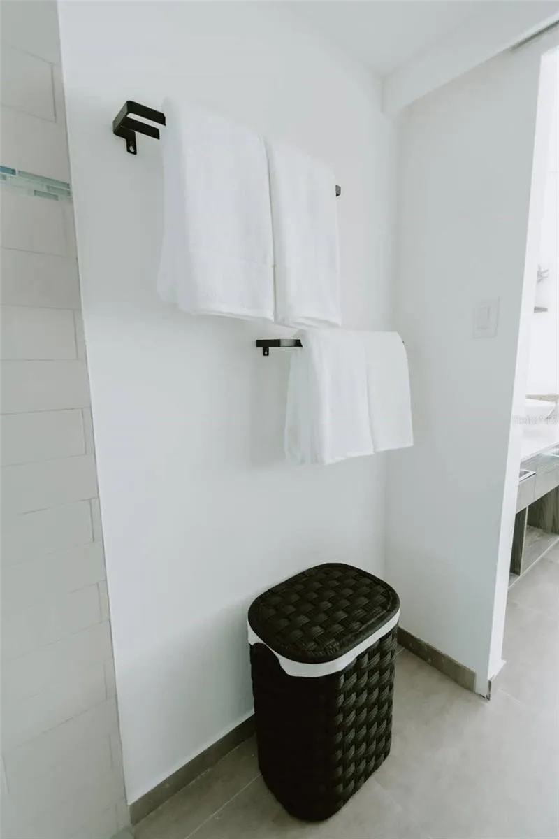 6165 AV. ISLA VERDE #1052 Carolina, PR 00979