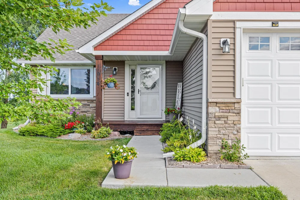 914 Prestwick Drive Belle Plaine, MN 56011