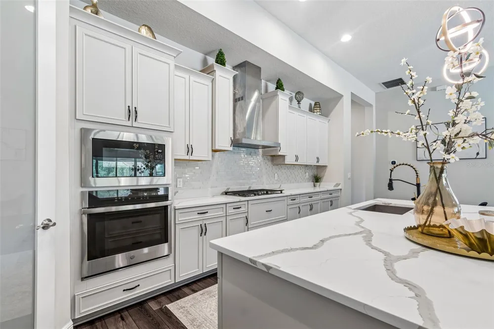 10597 MEADOWRUN DRIVE Lithia, FL 33547