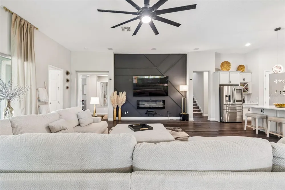10597 MEADOWRUN DRIVE Lithia, FL 33547
