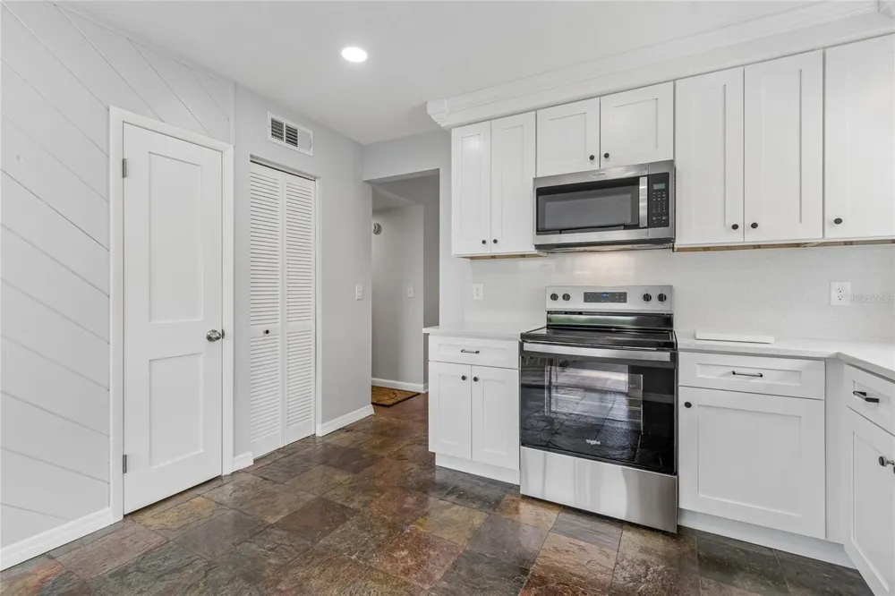 16018 SADDLESTRING DRIVE Tampa, FL 33618
