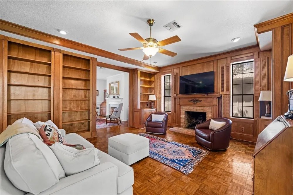 208 Rolling Hill Drive La Grange, TX 78945