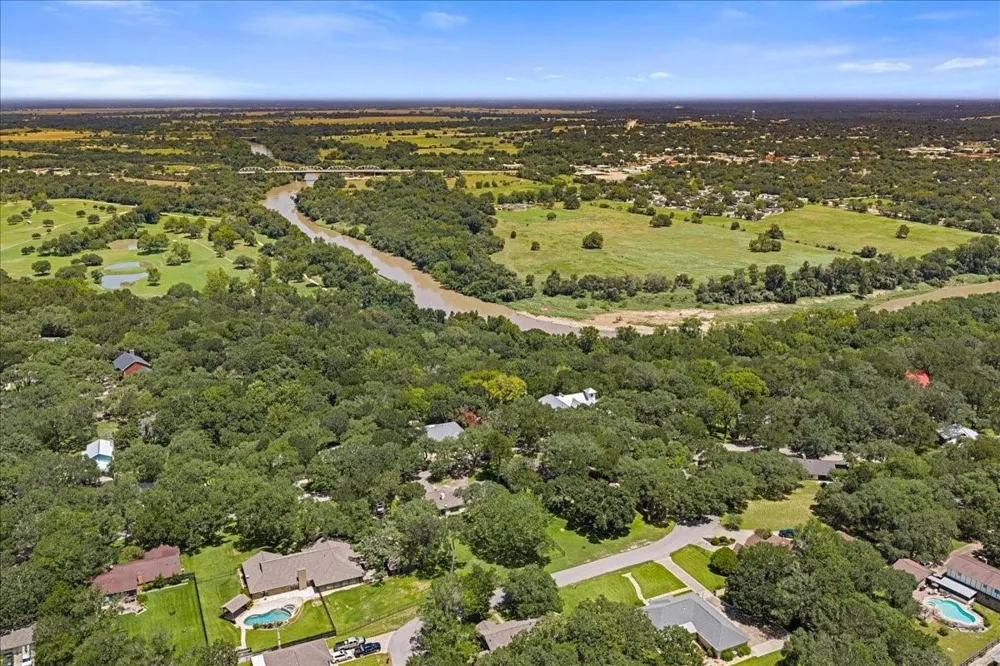 208 Rolling Hill Drive La Grange, TX 78945
