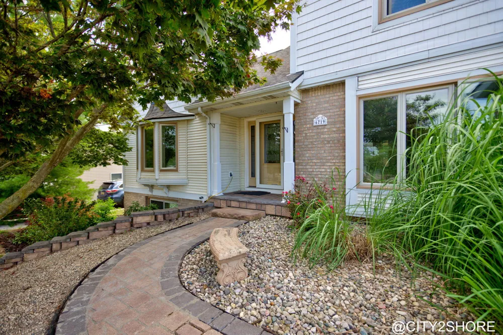 6719 Crown Point Drive Hudsonville, MI 49426