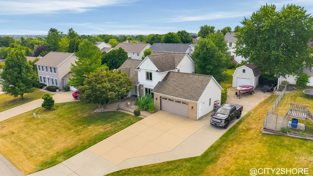6719 Crown Point Drive Hudsonville, MI 49426