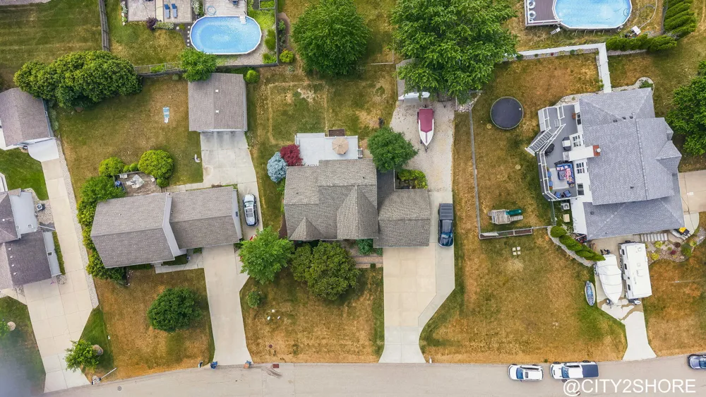 6719 Crown Point Drive Hudsonville, MI 49426