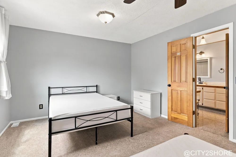 6719 Crown Point Drive Hudsonville, MI 49426