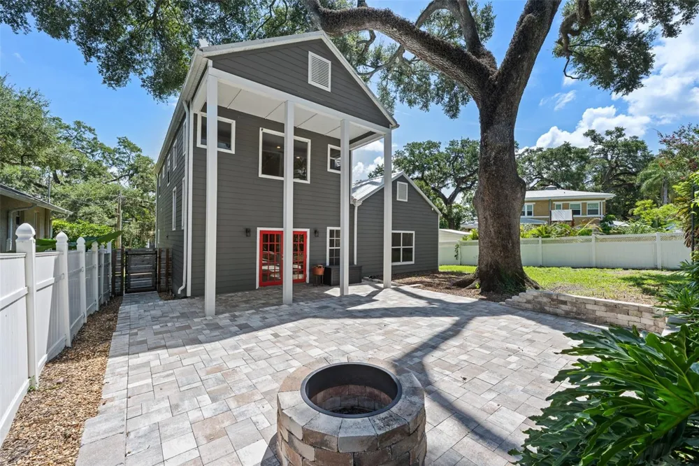 1513 E PARK CIRCLE Tampa, FL 33610