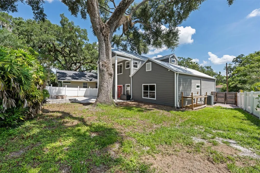 1513 E PARK CIRCLE Tampa, FL 33610