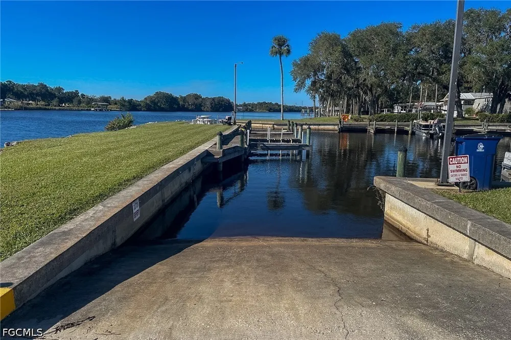 ASHE STREET Alva, FL 33920