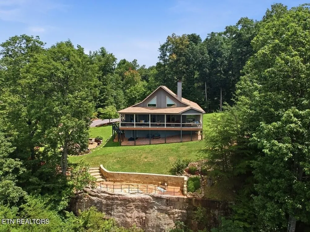 583 Cliff Park Rd Monterey, TN 38574