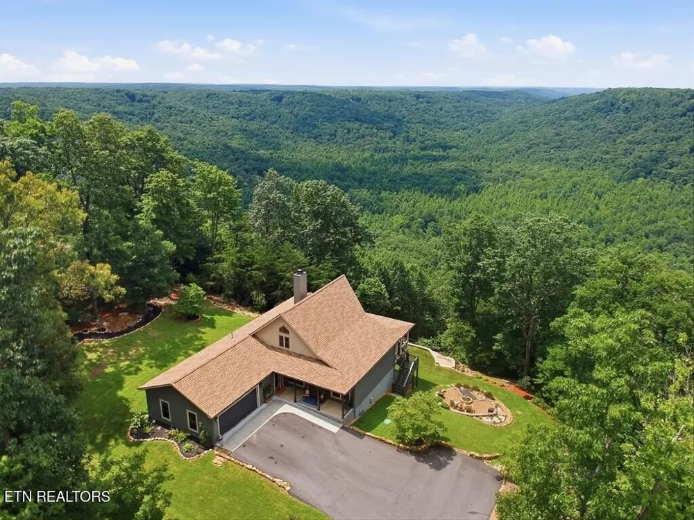 583 Cliff Park Rd Monterey, TN 38574