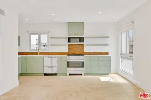 210 S Hamilton Drive
