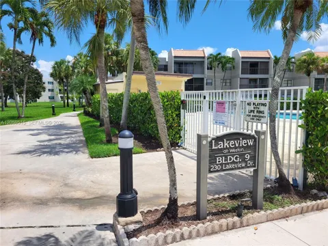 230 Lakeview Dr #207