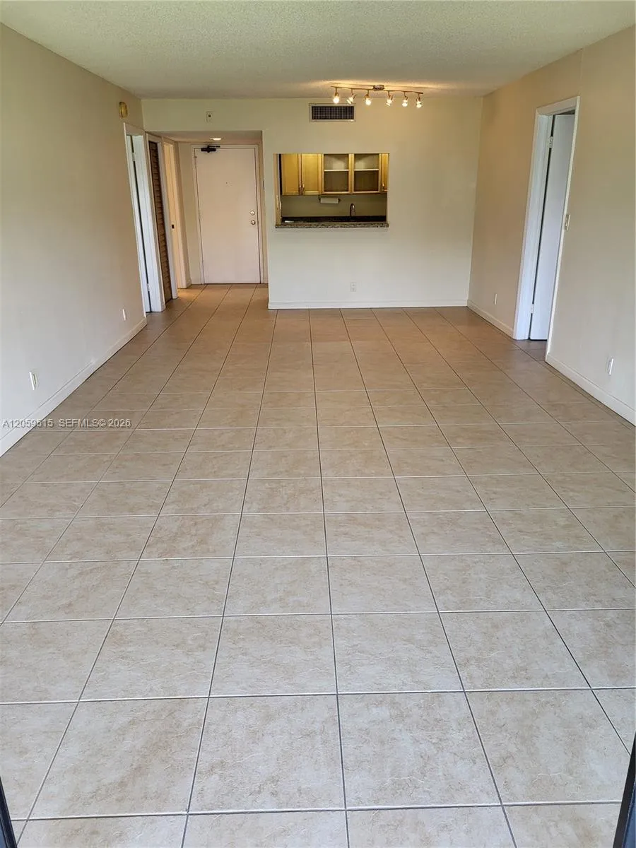230 Lakeview Dr #207 Weston, FL 33326