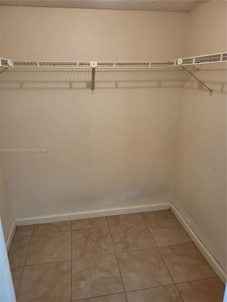 230 Lakeview Dr #207 Weston, FL 33326