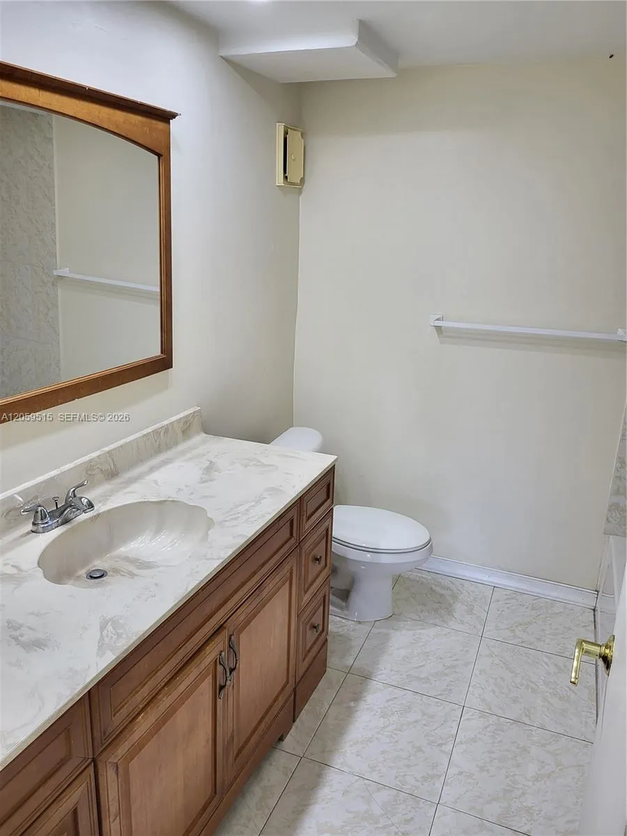 230 Lakeview Dr #207 Weston, FL 33326