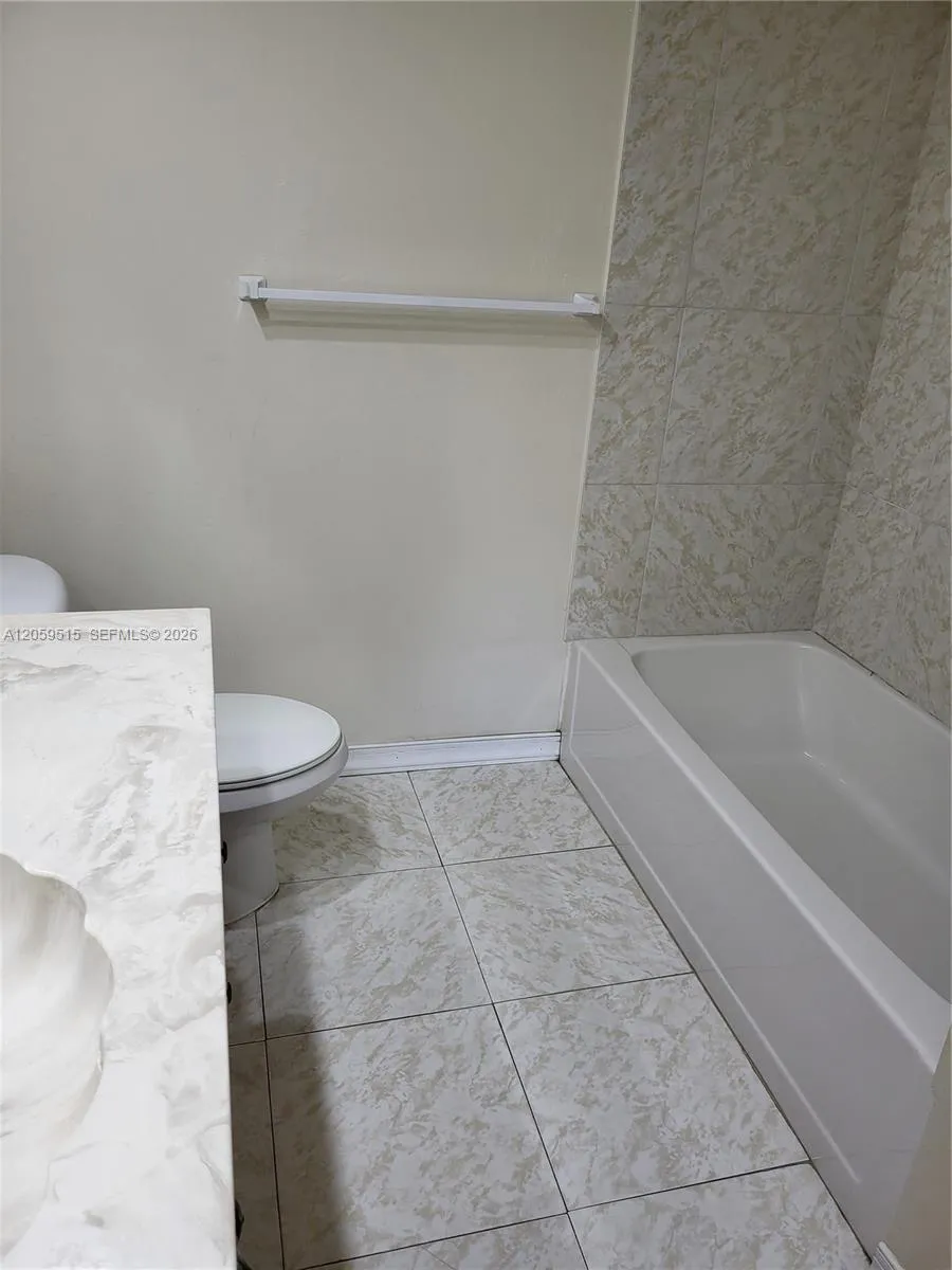 230 Lakeview Dr #207 Weston, FL 33326