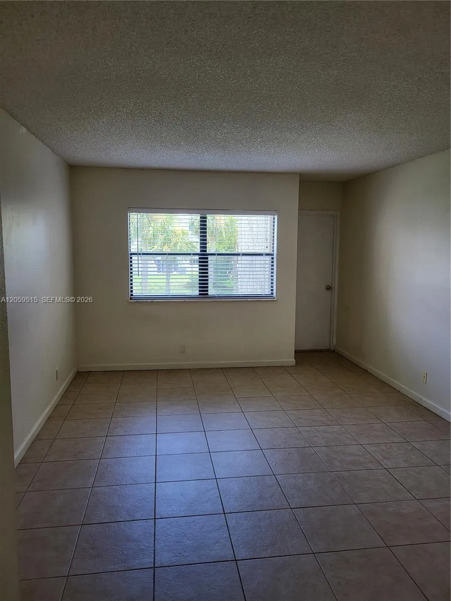 230 Lakeview Dr #207 Weston, FL 33326