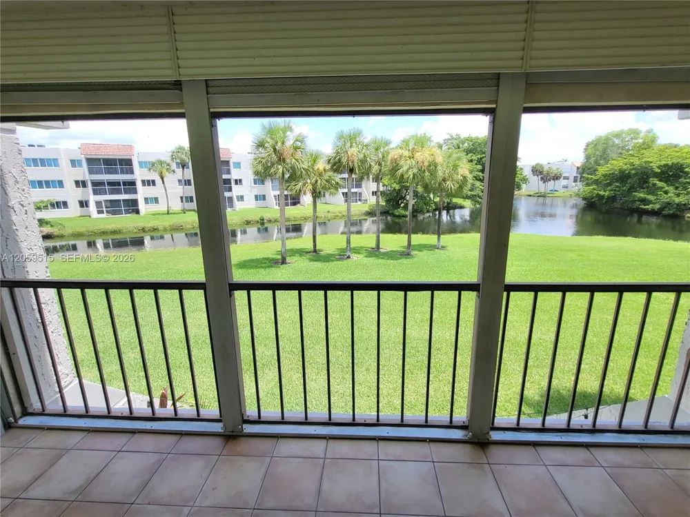 230 Lakeview Dr #207 Weston, FL 33326