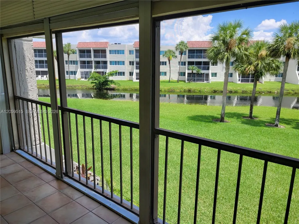 230 Lakeview Dr #207 Weston, FL 33326