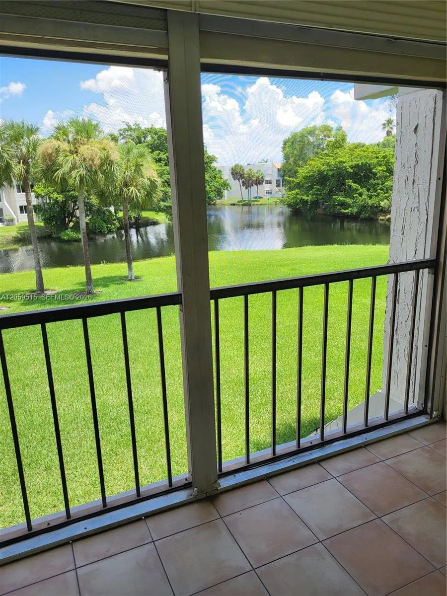230 Lakeview Dr #207 Weston, FL 33326