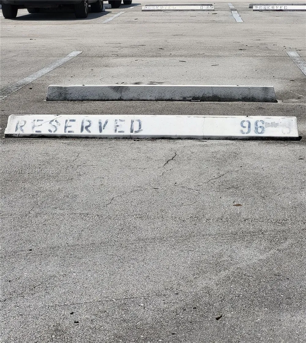 230 Lakeview Dr #207 Weston, FL 33326
