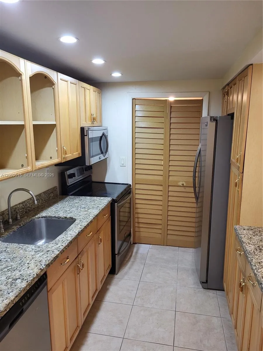 230 Lakeview Dr #207 Weston, FL 33326
