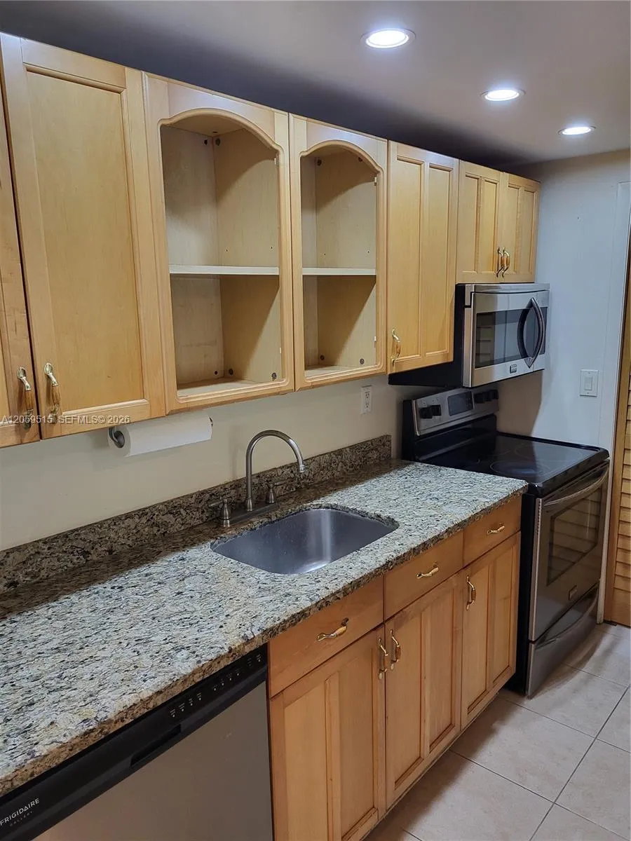 230 Lakeview Dr #207 Weston, FL 33326
