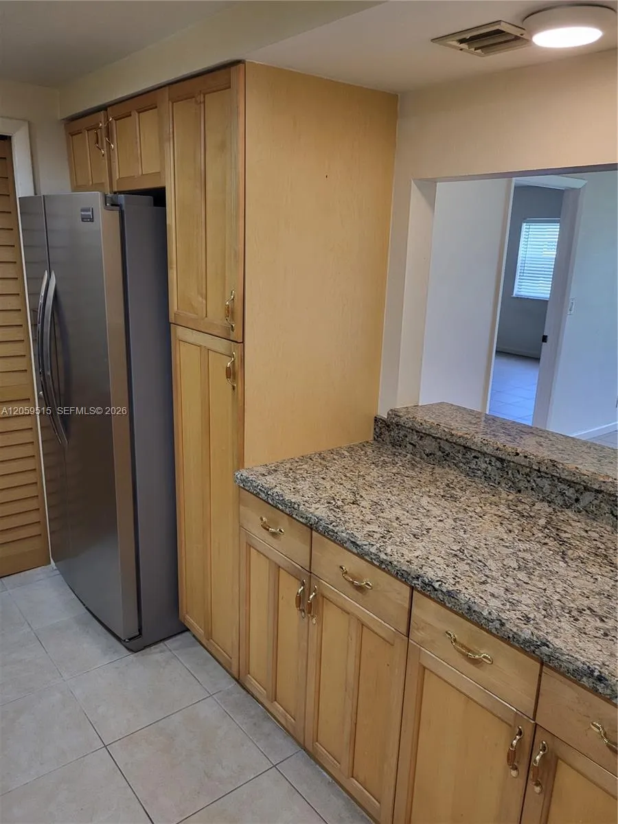 230 Lakeview Dr #207 Weston, FL 33326