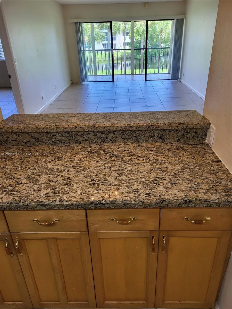 230 Lakeview Dr #207 Weston, FL 33326