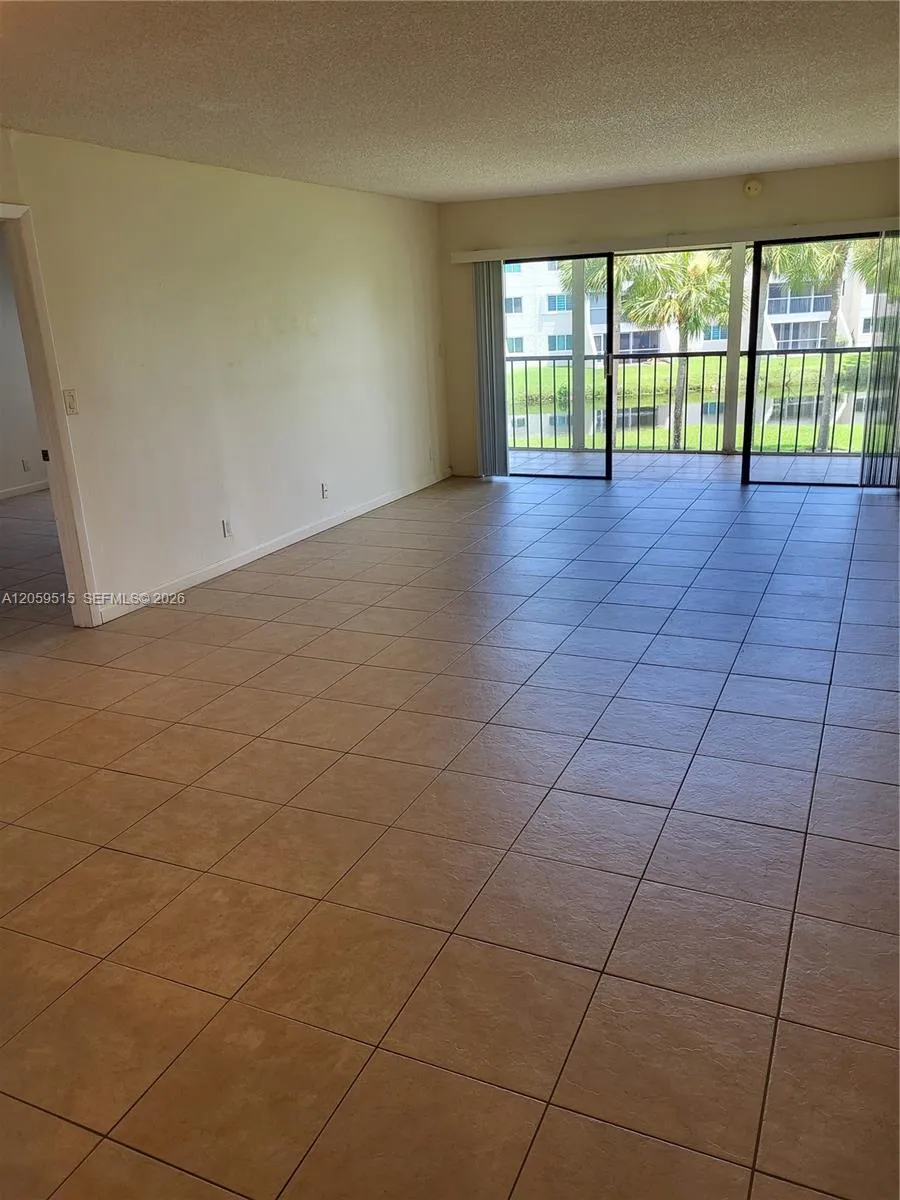 230 Lakeview Dr #207 Weston, FL 33326