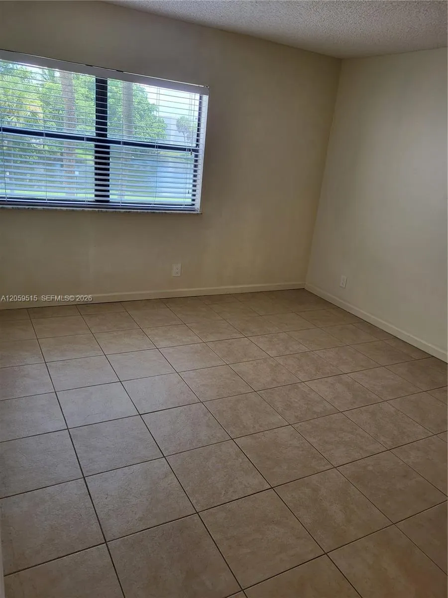 230 Lakeview Dr #207 Weston, FL 33326