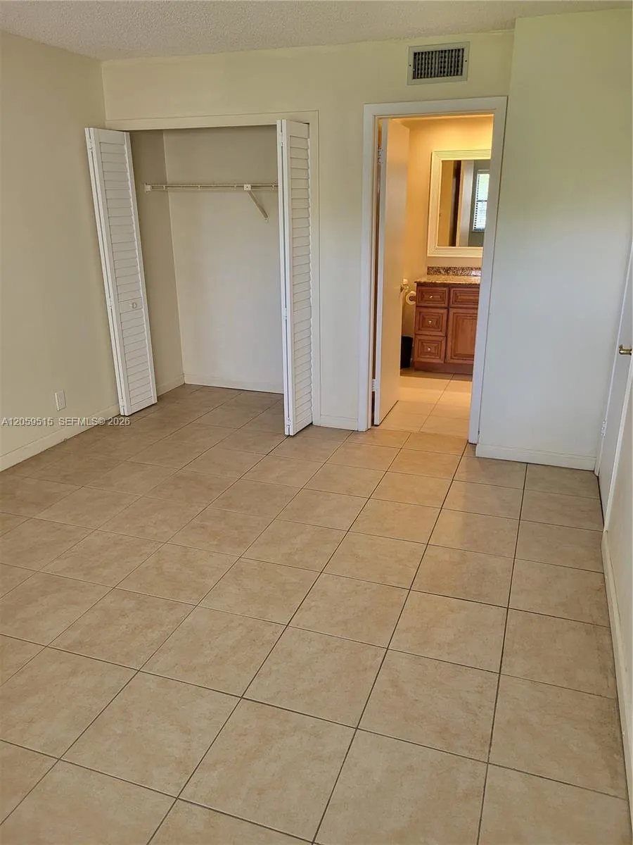 230 Lakeview Dr #207 Weston, FL 33326
