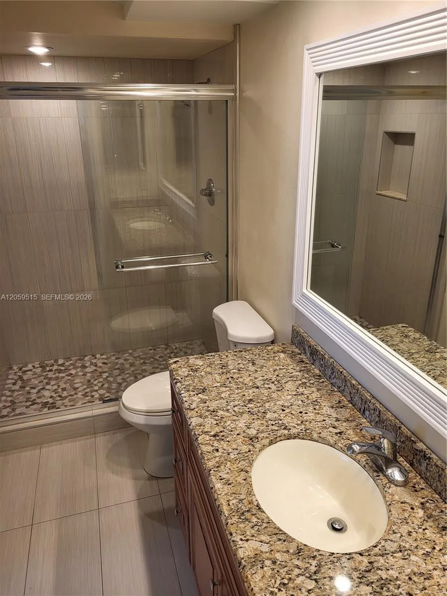 230 Lakeview Dr #207 Weston, FL 33326