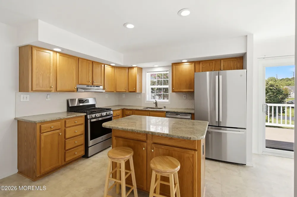 25 Fort Lee Drive Manahawkin, NJ 08050