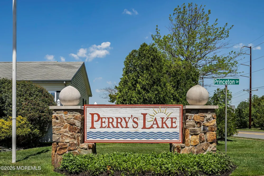 25 Fort Lee Drive Manahawkin, NJ 08050