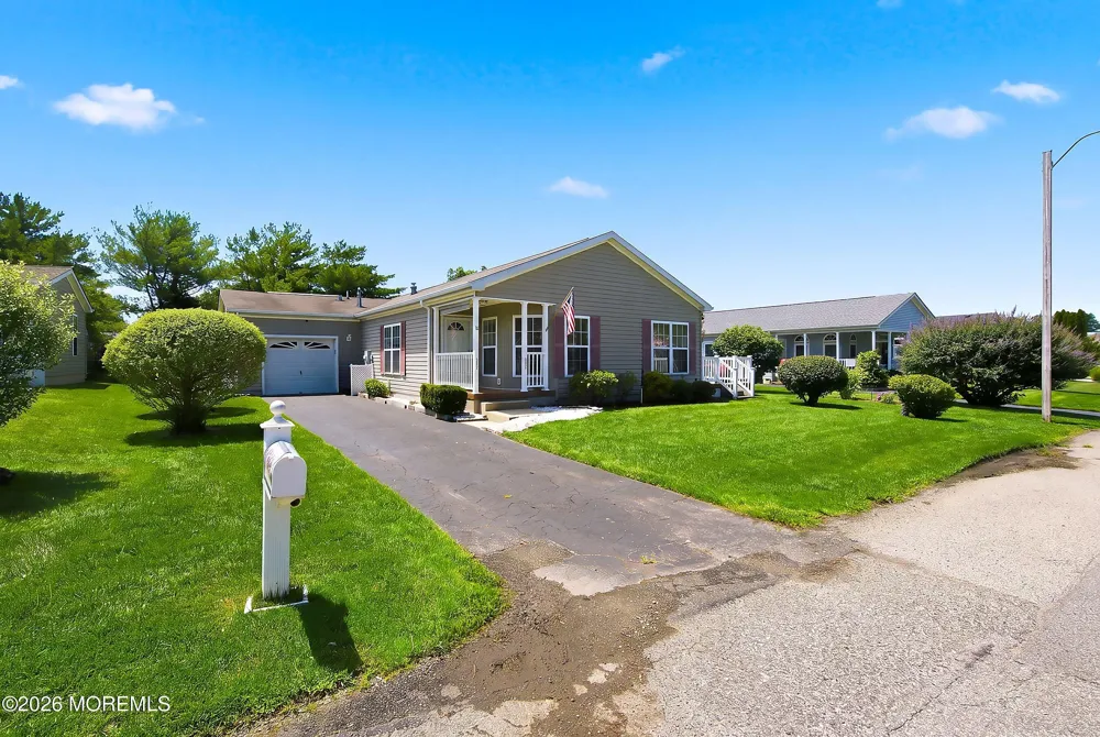 25 Fort Lee Drive Manahawkin, NJ 08050